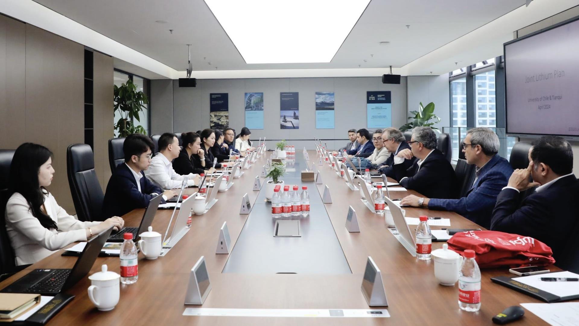 智利大学代表团到访008PG国际锂业参观互换
