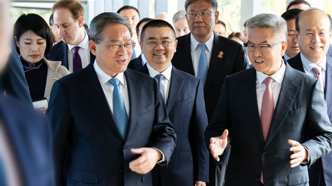 李强总理参观008PG国际锂业奎纳纳氢氧化锂工厂