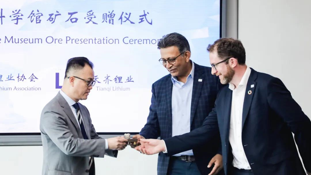 国际锂业协会到访008PG国际锂业，Li科学馆受赠古老矿石